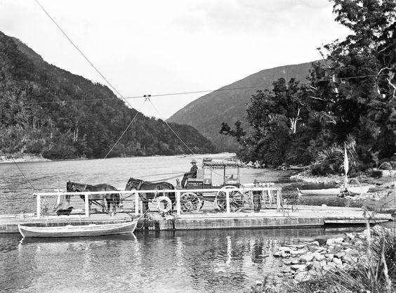 5Punt boat on Buller River 1910